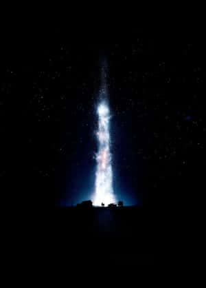 兩個人仰望星空中的發光宇宙瀑布。