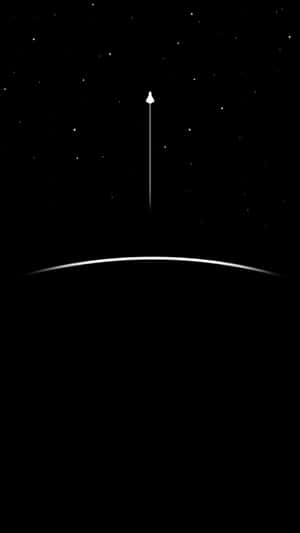 一枚白色火箭在行星彎曲的地平線上方發射到太空。