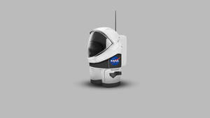 灰色背景上帶天線的NASA SpaceX太空人頭盔