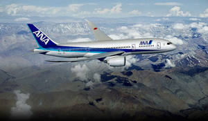 ANA 飛機飛越積雪的山脈和雲層。