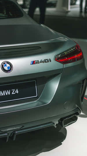啞光灰色BMW Z4 M40i跑車尾部，帶尾燈和雙排氣管，在展廳中。 — 9:16 壁紙