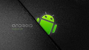 綠色Android機械人標誌從有縫線嘅黑色紋理背景中浮現。