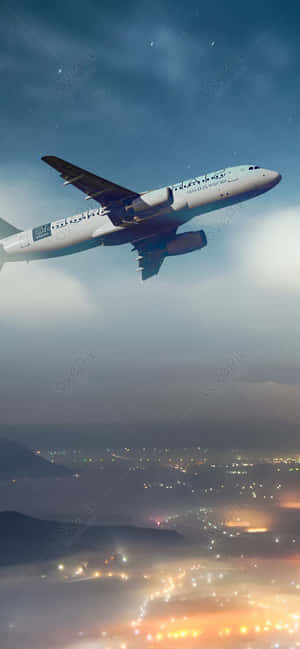 一架飛機在黃昏時飛過城市，下方有燈光。 — 天空景觀 壁紙