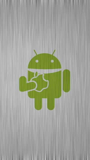 綠色Android吉祥物在拉絲金屬背景上手持Apple標誌。