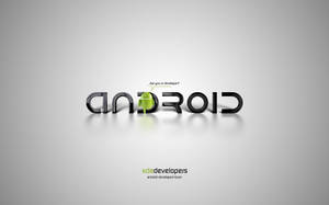 綠色Android機械人吉祥物在灰色背景上從Android一詞後面探出頭來。