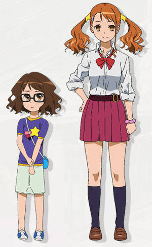 兩個動漫女孩，一個穿校服，一個穿休閒服，站在一起。