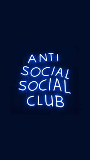 在黑暗環境中顯示 anti social social club 的藍色霓虹燈牌