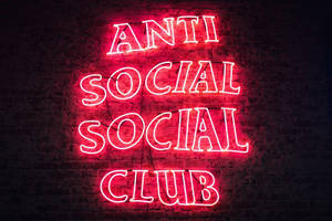 深色磚牆上寫著 Anti Social Social Club 的紅色霓虹燈牌。