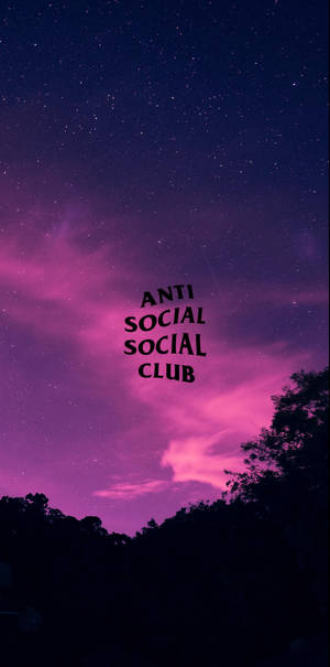星空夜晚，紫色雲朵，文字 Anti Social Social Club 在樹木剪影上方。