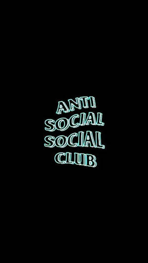 霓虹藍色發光文字 anti social social club 在黑色背景上