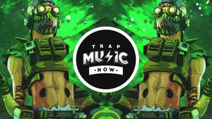 兩個戴著發光護目鏡的裝甲人物，在綠色宇宙背景前分立於 'Trap Music Now' 標誌兩側。