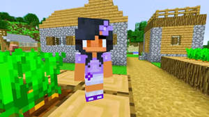 穿著紫色服裝的Minecraft角色，站在一個有石頭和木頭房屋的村莊中。