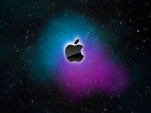 Apple標誌漂浮在帶有藍綠色和紫色色調的星空宇宙星雲中。