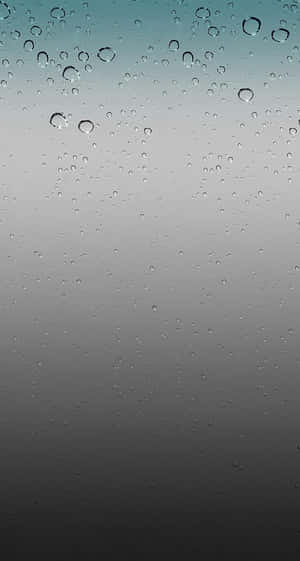窗戶上的雨滴，背景為灰色到藍綠色的漸變。