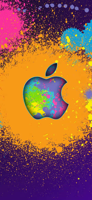 彩色 Apple 標誌被鮮豔的油漆飛濺包圍在漸變背景上。