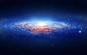 一個帶有藍色和橙色色調的螺旋星系，周圍環繞著星星。