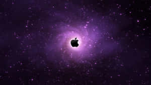 黑色Apple標誌在紫色星雲中發光。