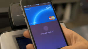 手使用智能手機 Touch ID 在終端以 Citi MasterCard 付款。