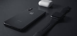 黑色iPhone Apple Watch和白色AirPods保護殼在深色表面上 — 黑白 iPhone 壁紙