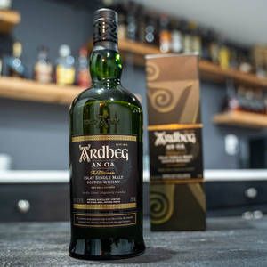一瓶Ardbeg An Oa威士忌及其盒子放在吧枱上。