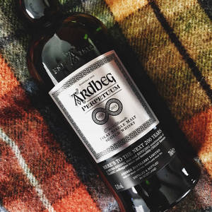 格紋毯上的一瓶Ardbeg Perpetuum威士忌。
