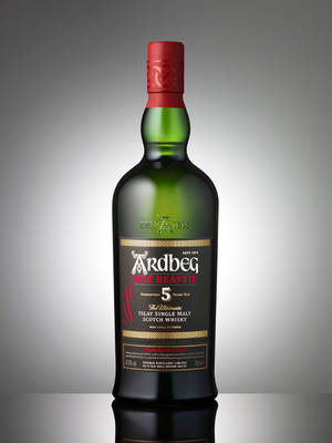 Ardberg Wee Beastie威士忌酒瓶，紅色瓶蓋，置於反射表面，灰色漸變背景。