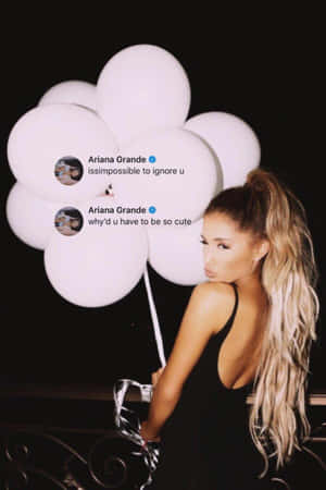 Ariana Grande 在黑暗環境中拿著帶有她推文的白色氣球。 — 愛莉安娜·格蘭德 壁紙