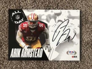 地毯上的Arik Armstead簽名NFL美式足球交易卡。