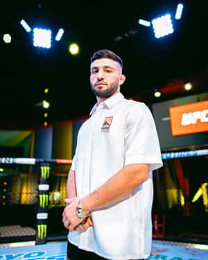 穿著白色Dior襯衫的UFC拳手在明亮燈光下站在八角籠中。 — Polo g GIF 壁紙