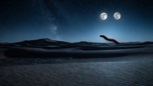 一隻巨型蜈蚣在兩輪月亮和星空下的沙漠上爬行。