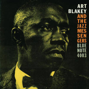 Art Blakey 身穿深色西裝和領結，出現在爵士專輯封面上。