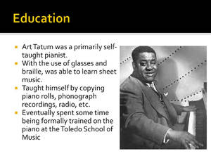 Art Tatum 在鋼琴前微笑，附有關他自學音樂教育的文字。 — 音樂 GIF 壁紙