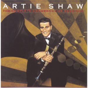 Artie Shaw 穿著禮服喺幾何黃色黑色背景前揸住單簧管