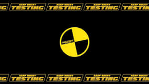 黑色背景，黃色文字和中央標誌，用於ASAP Rocky的「Drill Test」項目。