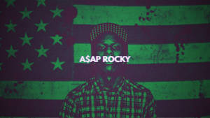 A$AP Rocky 喺一個帶有綠色同紫色色調嘅風格化美國國旗前面。