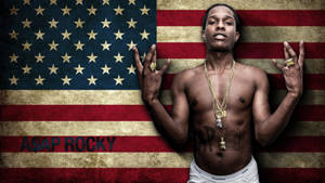 ASAP Rocky戴著金鍊在破舊的美國國旗背景前擺姿勢。
