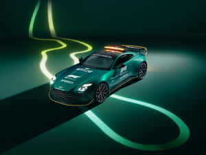 綠色 Aston Martin F1 安全車在黑暗攝影棚中發光的霓虹賽道線條上。