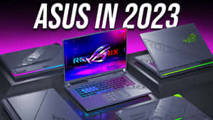 五部 ASUS ROG 遊戲筆記型電腦，配備發光鍵盤和螢幕，顯示在紫色背景上。