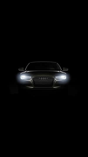 Audi 車頭燈在黑暗中發光。
