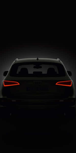 Audi SUV 尾燈在黑暗中發出紅光 — Pixel 3 壁紙