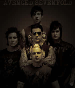 Avenged Sevenfold 樂團照片，具有黑暗粗獷的美感和紋身。