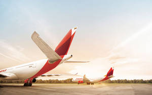 日落時分，兩架 Avianca 飛機停泊在跑道上。
