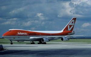 多雲天空下機場停機坪上的 Avianca Colombia 波音 747