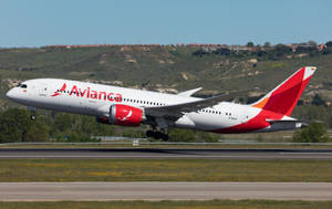 Avianca 飛機從有綠色山丘和藍天的跑道起飛。 — 飛機 壁紙