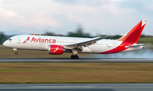 Avianca 客機在日間於跑道上疾馳 — 飛機 壁紙