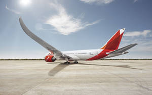 Qantas 飛機在明亮陽光和藍天下停在停機坪上