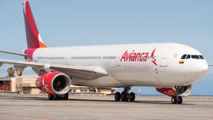 Avianca 飛機停泊喺機場停機坪，藍天背景