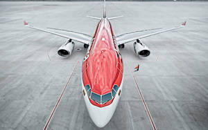 紅白相間的飛機停泊在停機坪上，附近有地勤人員。 — 飛機 壁紙