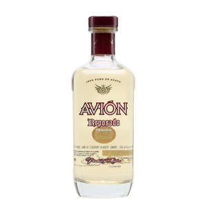 Avion Reposado龍舌蘭酒瓶，帶有栗色瓶蓋和奶油色標籤，背景為白色。