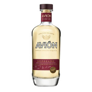 一個裝有金色液體和栗色標籤的Avion Reposado龍舌蘭酒瓶子。